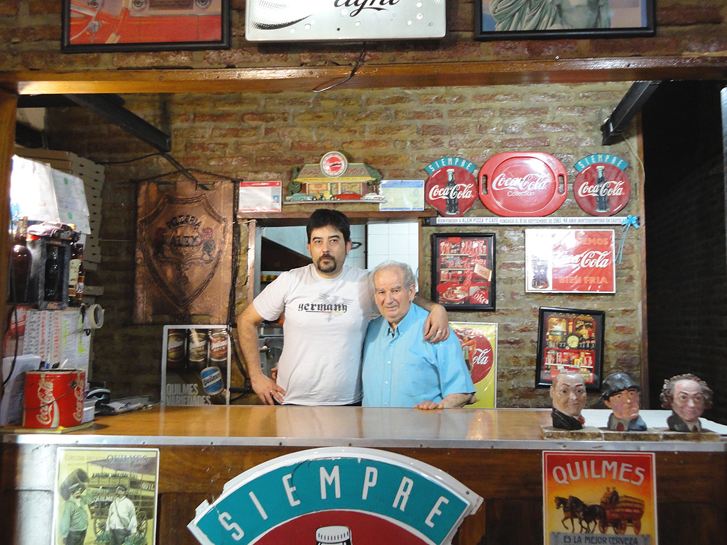 Manolo y su hijo Fernando en la Pizzerí­a