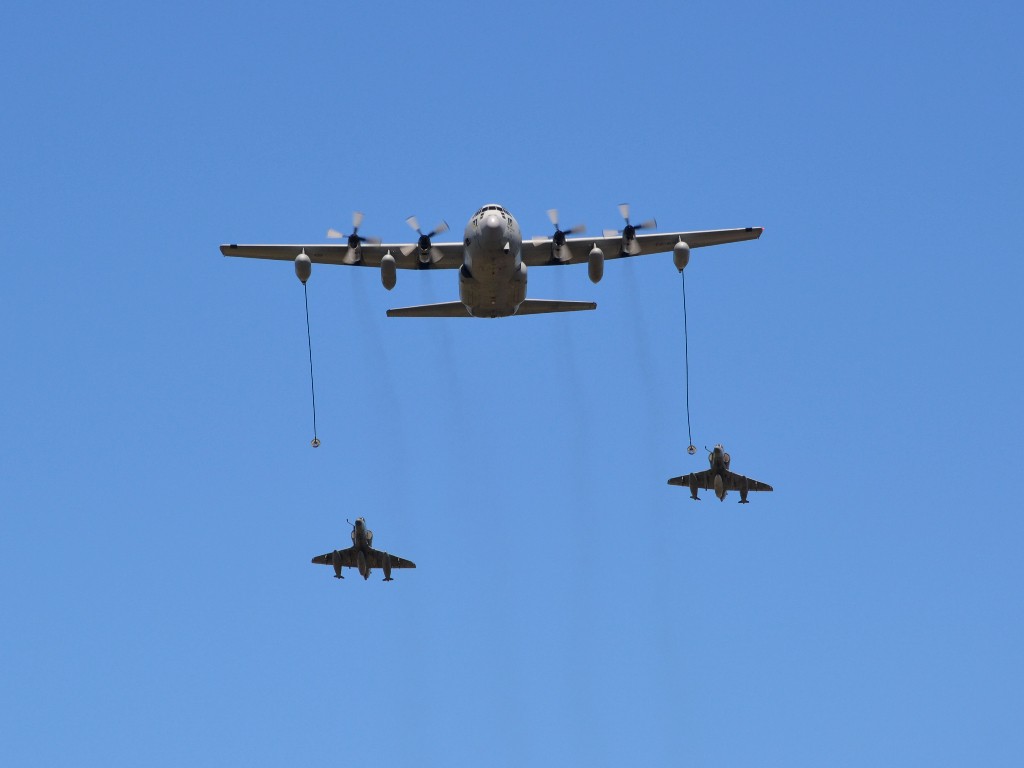 Hércules KC-130, un OA-4AR y un A-4AR simulando un reabastecimiento en vuelo. Foto de Archivo.