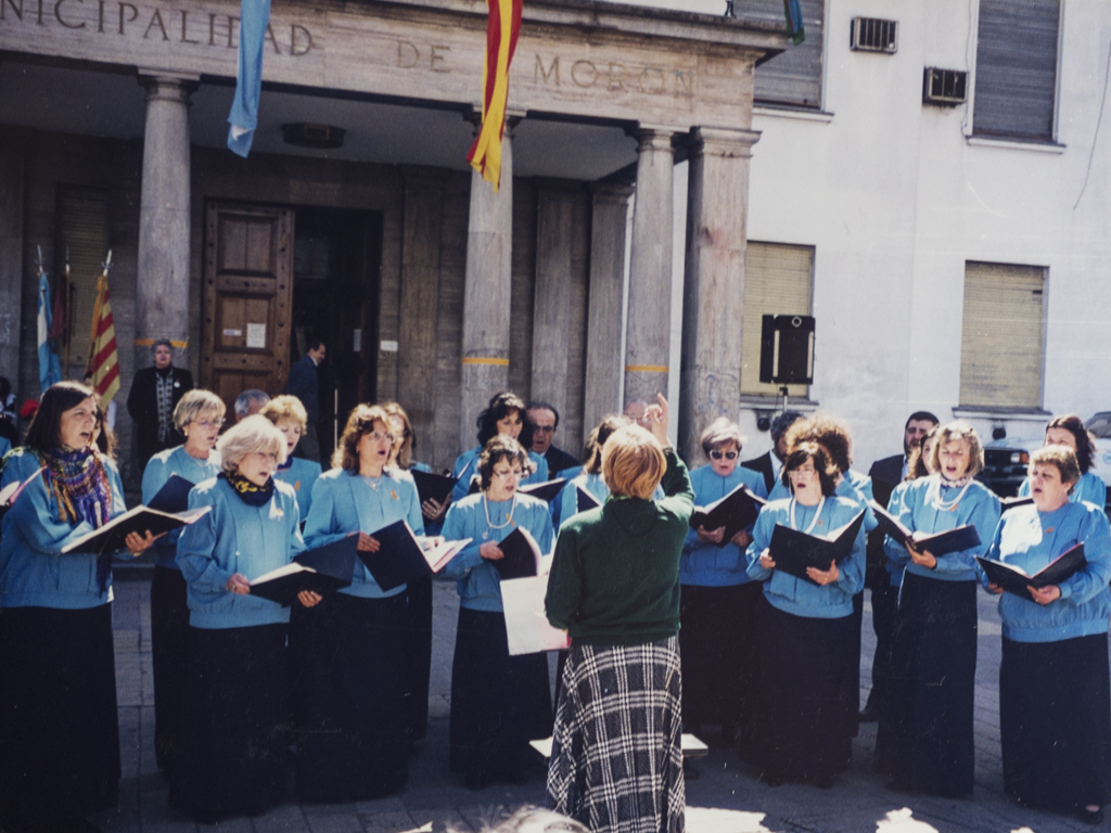 Festejo fiesta nacional Cataluña, Plaza San Martí­n, Morón. Año 1998.