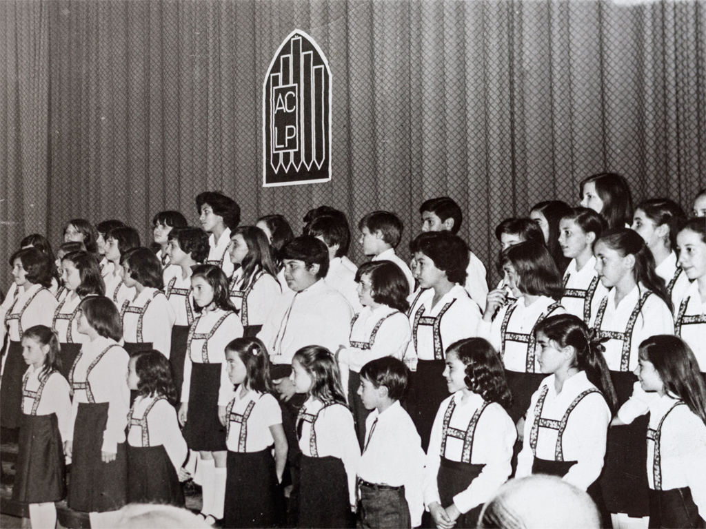 Edy con el Coro de Niños del LOrenzo Perosi. 1er Concierto San Judas Tadeo Ituzaingó. Año 1977