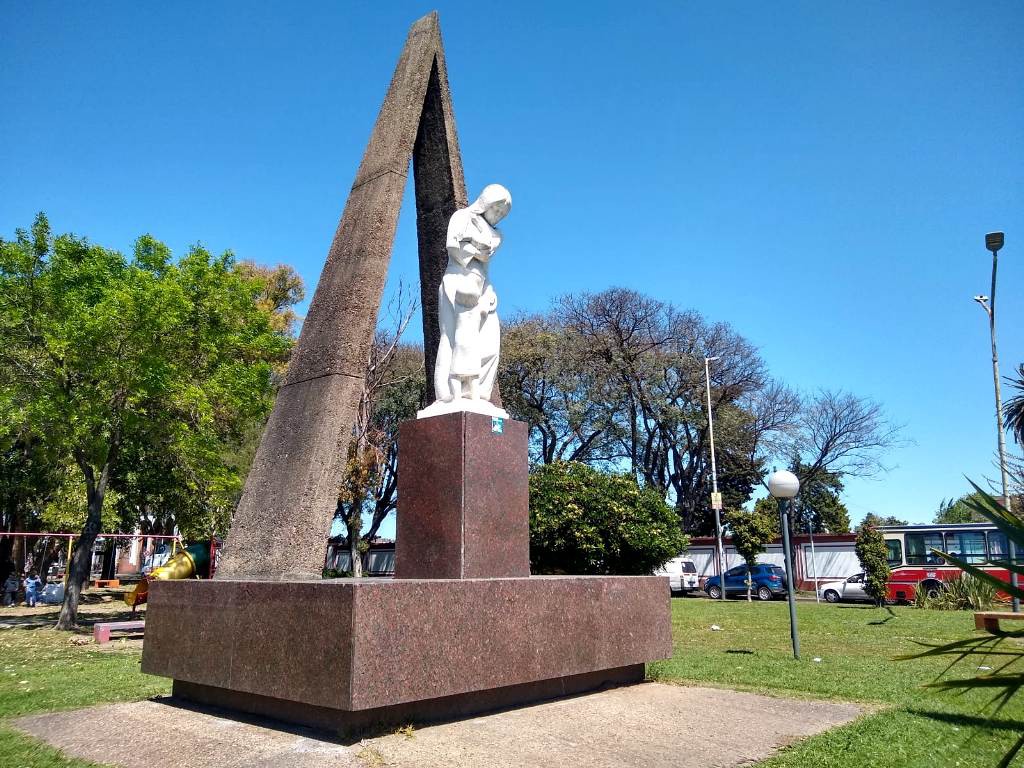 El Monumento a La Madre se encuentra en la Plaza Hipólito Yrigoyen