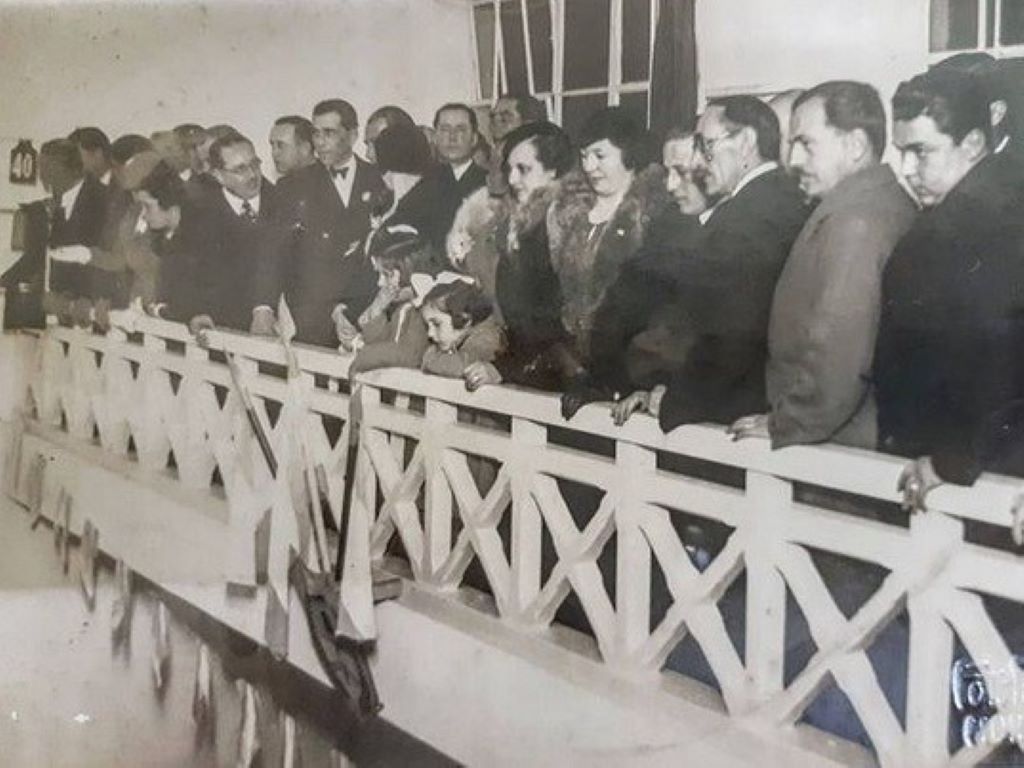 Inauguración de la cancha de pelota en el Club Los Onas. Fuente: Instituto y Archivo Histórico de Morón.